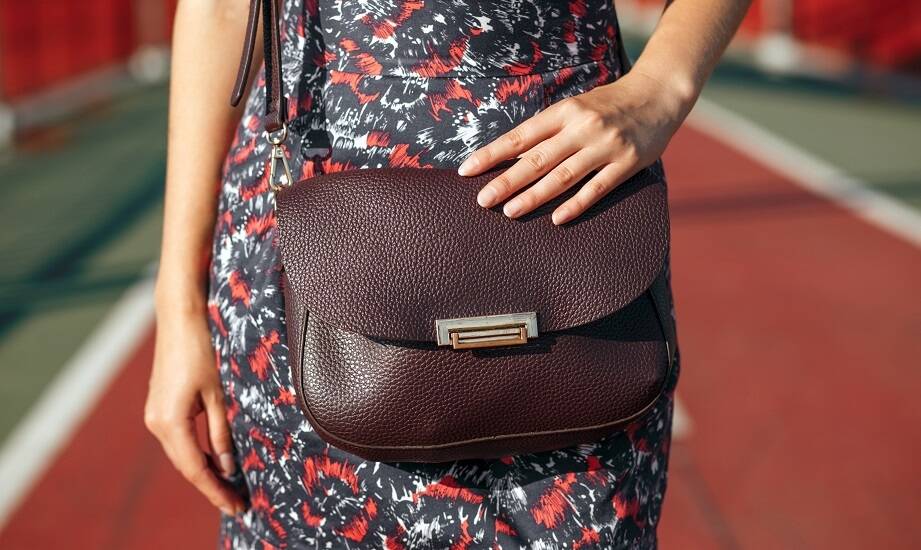 Skórzane torebki listonoszki – idealny wybór do casualowych stylizacji