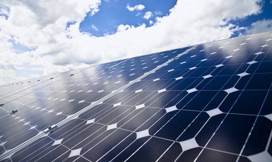 Jak dotacje dla firm na fotowoltaikę mogą obniżyć koszty inwestycji?