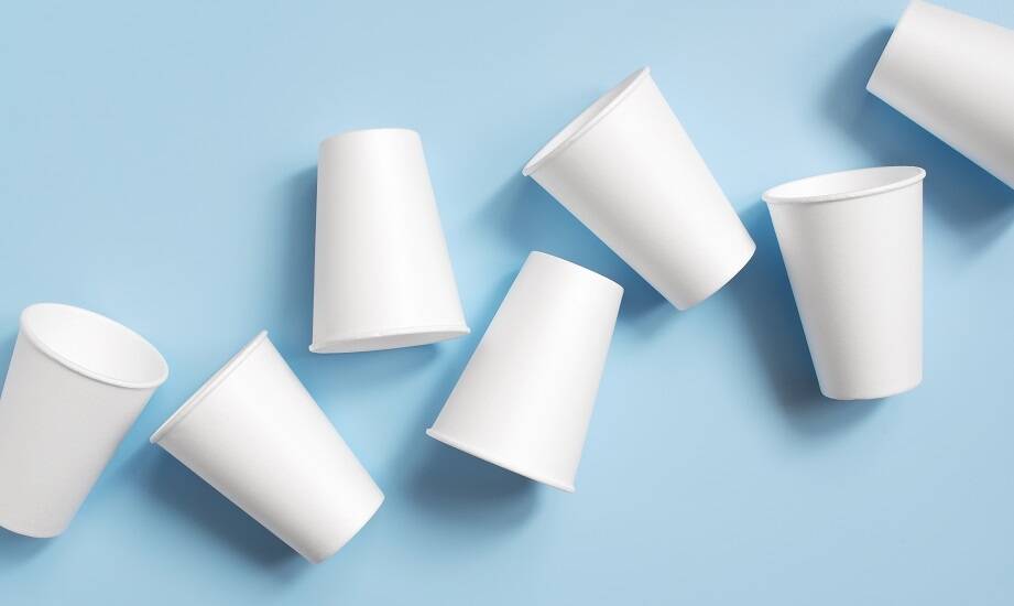 Jakie korzyści dla środowiska niesie stosowanie wielorazowych plastikowych kubków?