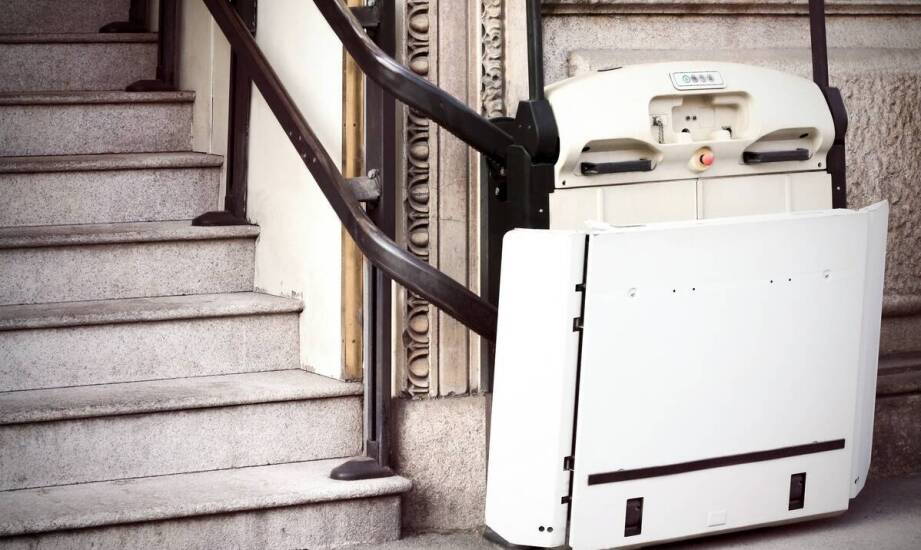 Kroczący schodołaz dla niepełnosprawnych jako inwestycja w dostępność mieszkań