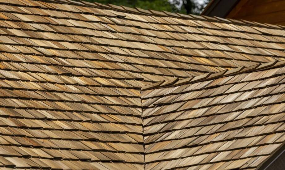 Estetyka i trwałość: charakterystyczne cechy drewnianych dachów