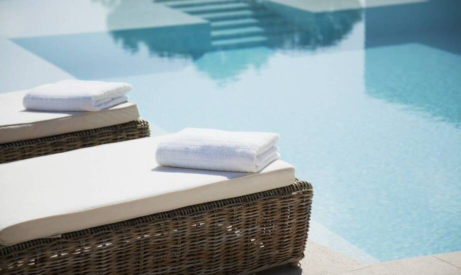 Leżaki basenowe w komercyjnych przestrzeniach – dlaczego warto zainwestować?