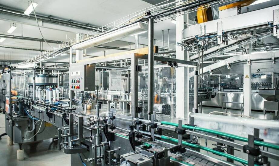 Jak transportery do butelek mogą zwiększyć bezpieczeństwo operacji produkcyjnych?