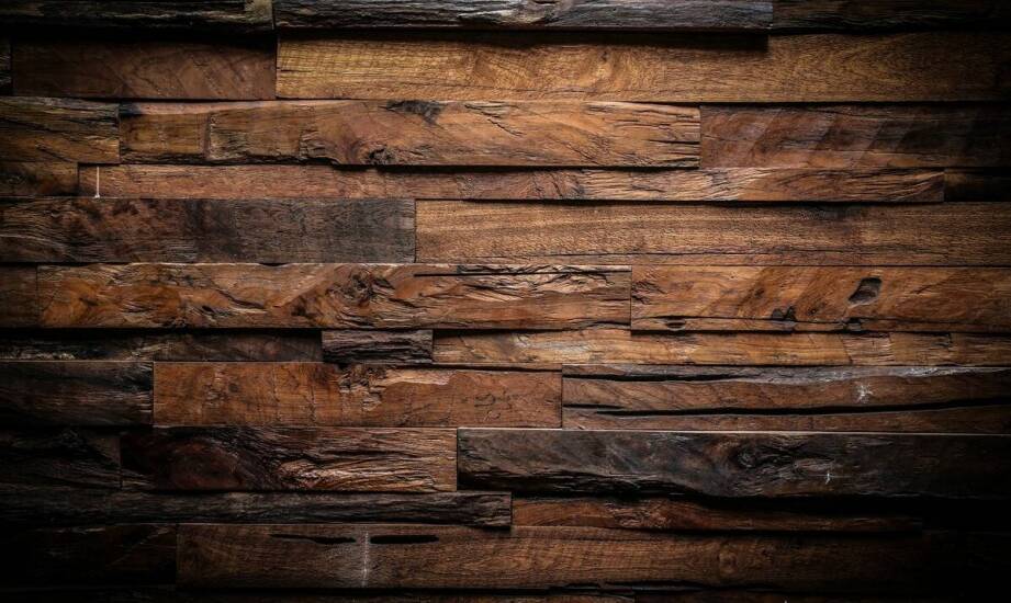 Jak ozdobne drewniane dekory ze starych desek podkreślają charakter wnętrza?