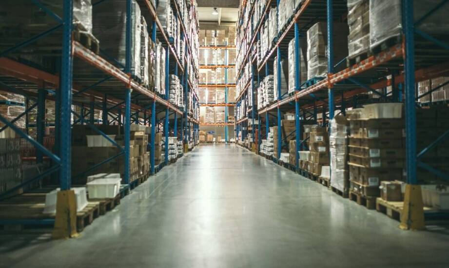 Metalowe regały o dużym udźwigu – jakie są ich zalety?