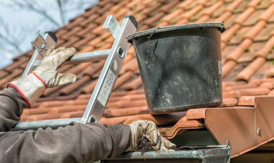 Jak regularne techniczne kontrole wpływają na żywotność dachu?