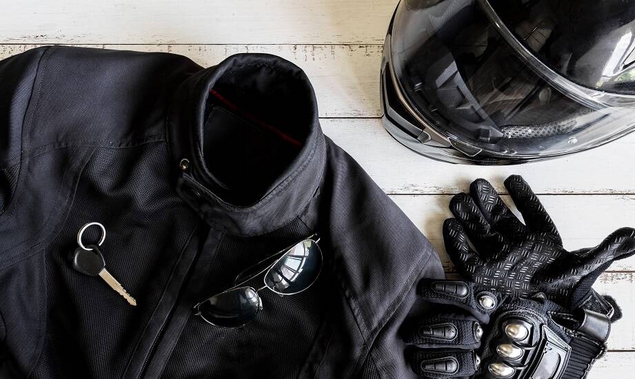 Jakie motocyklowe akcesoria są niezbędne dla każdego motocyklisty?