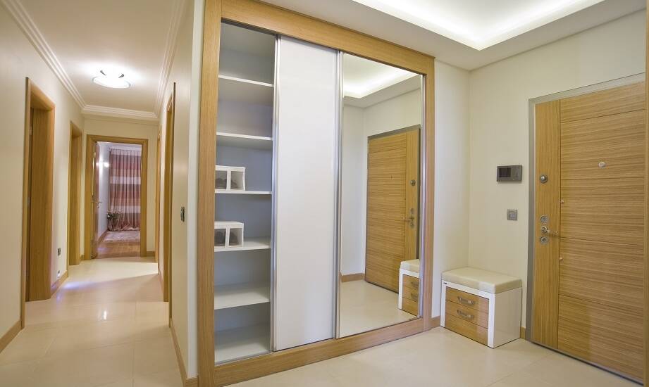 Jakie materiały są najlepsze dla szaf z lustrem do przedpokoju?