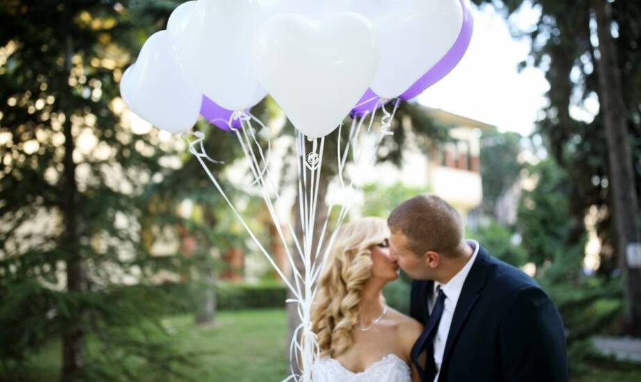 Balony z helem w ślubnych dekoracjach: jak je efektywnie wykorzystać