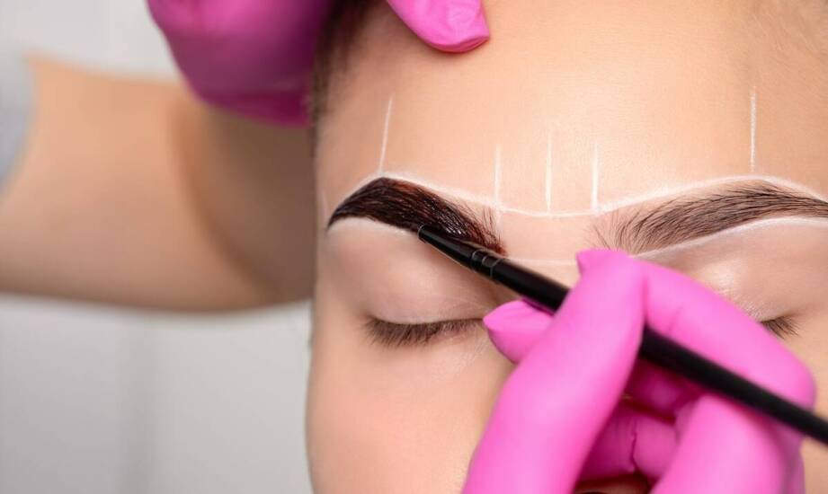 Porównanie trwałości efektów permanentnego i tradycyjnego makijażu