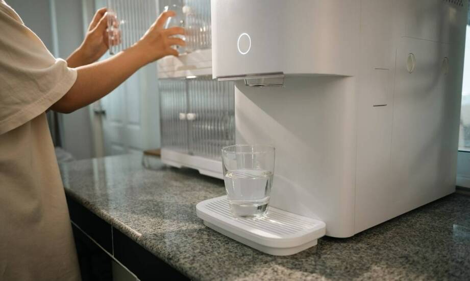 Dystrybutory gazowanej wody – jak wpływają na oszczędność kosztów w firmach?