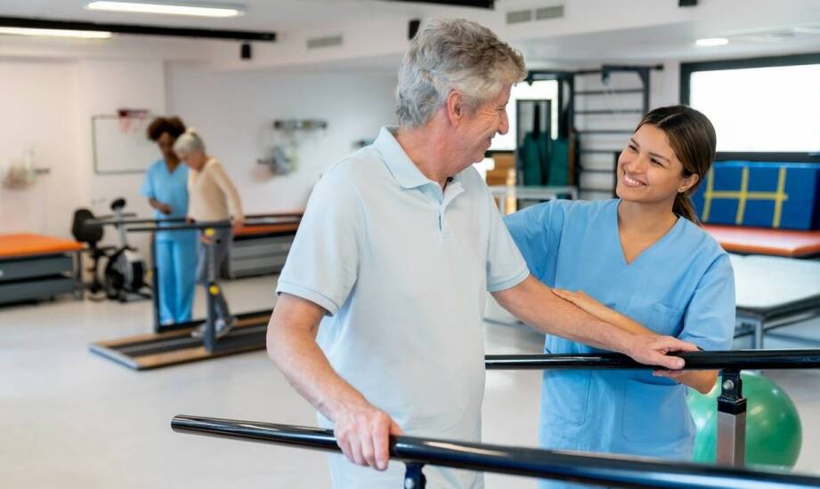 Jak dom spokojnej starości wspomaga codzienną rehabilitację dla seniorów?