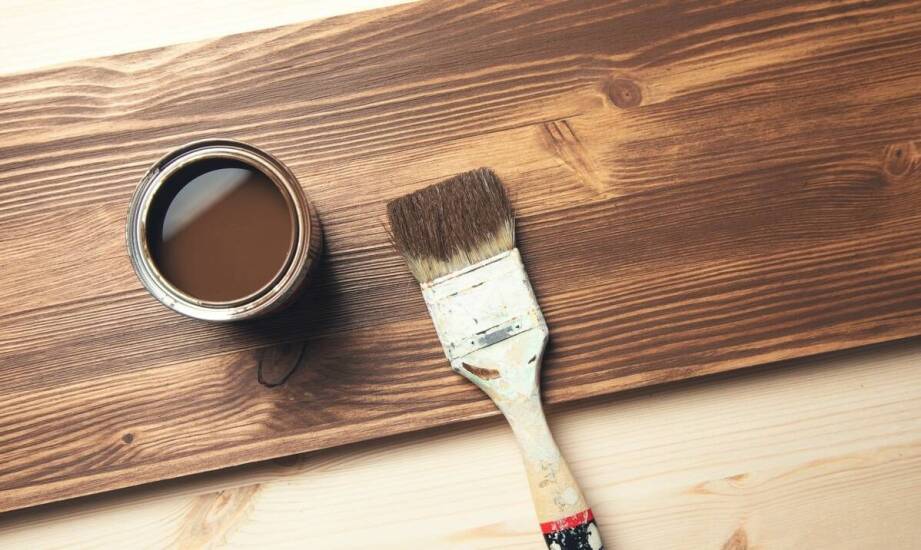 Lakiery do drewna – jak dobrać odpowiedni produkt do specyfiki wnętrza?