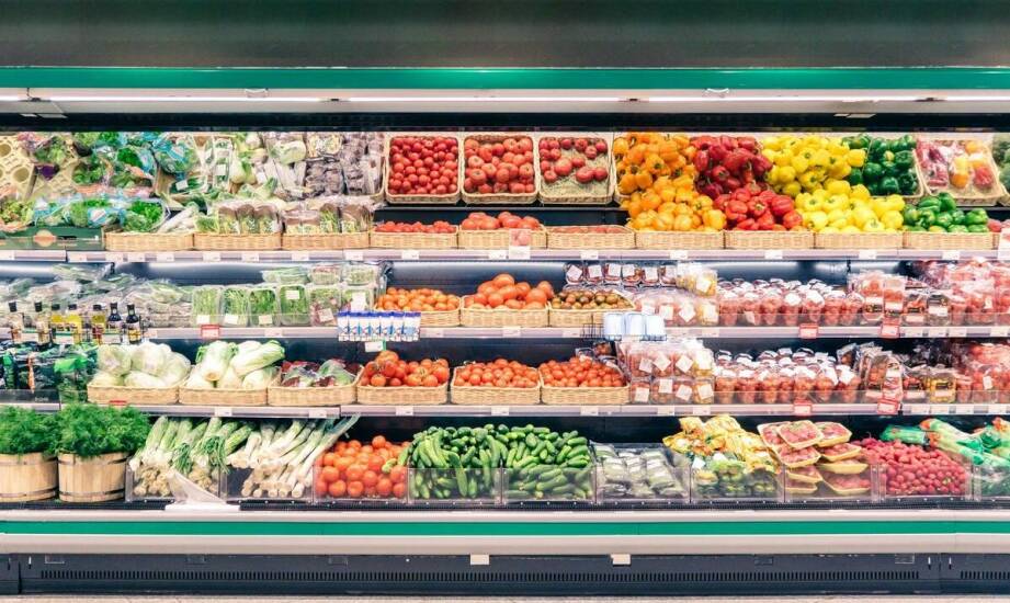 How does a professional fruit supplier support the success of grocery stores?