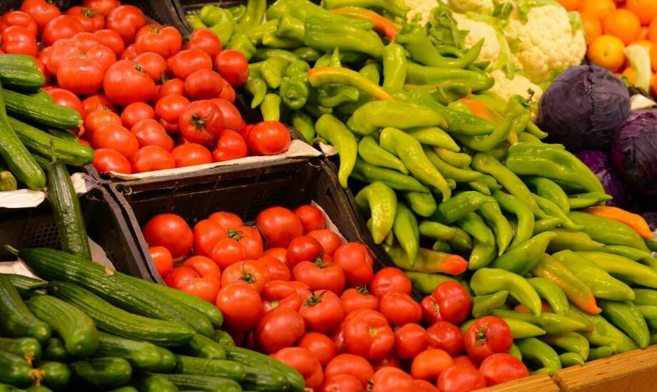 How do changing culinary trends influence the wholesale fruit offer?
