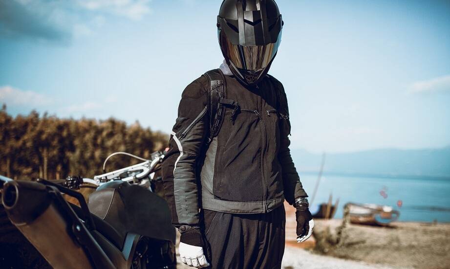 Jak wybrać motocyklowy kombinezon przeciwdeszczowy do długich tras?