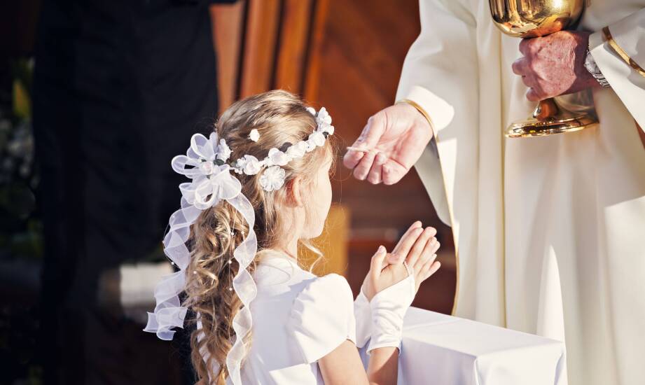 Jak uchwycić autentyczne emocje podczas fotografii komunijnej z rodzicami?