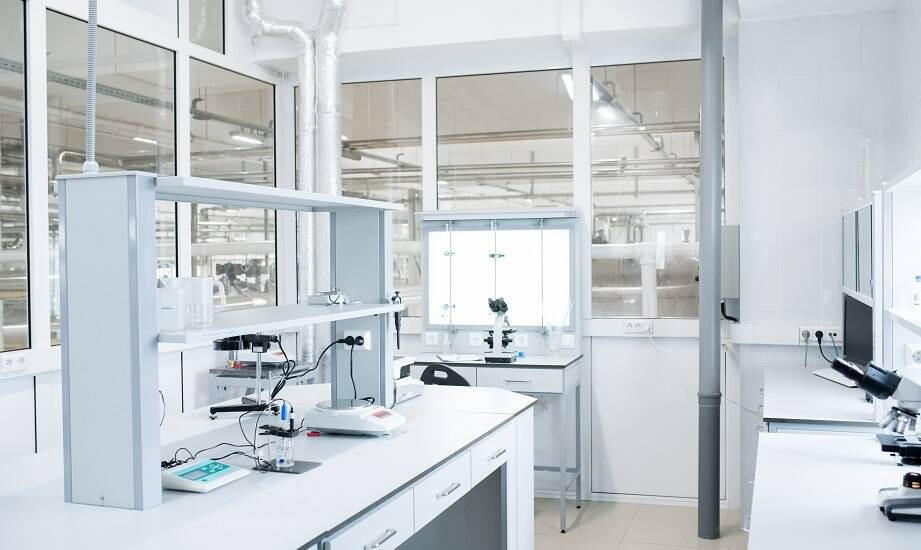 Laboratoryjne stoły pod aparaturę – jak zapewnić bezpieczeństwo pracy?