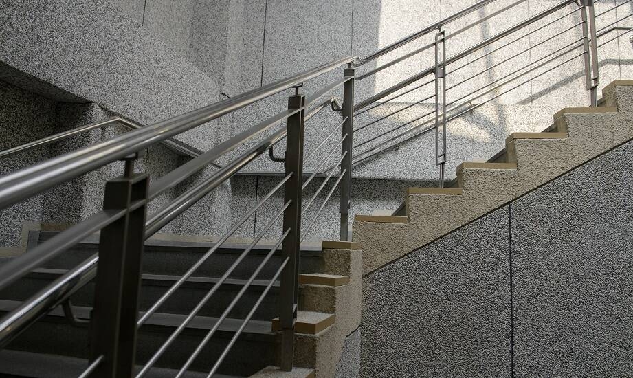 Wytrzymałość balustrad na zewnętrzne schody – co ją determinuje?
