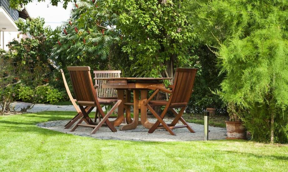 Jakie ogrodowe meble wybrać, aby stworzyć przytulną przestrzeń na świeżym powietrzu?