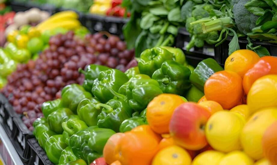 Why is flexibility in vegetable deliveries important for the food service sector?