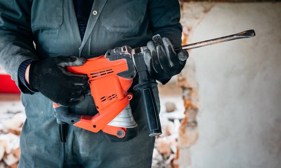 Jakie parametry określają wydajność ciężkich urządzeń do kucia?