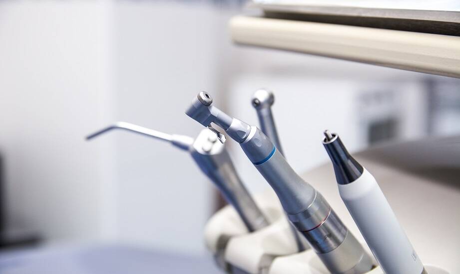 Jakie jednorazowe akcesoria wykorzystuje się podczas zabiegów endodontycznych?