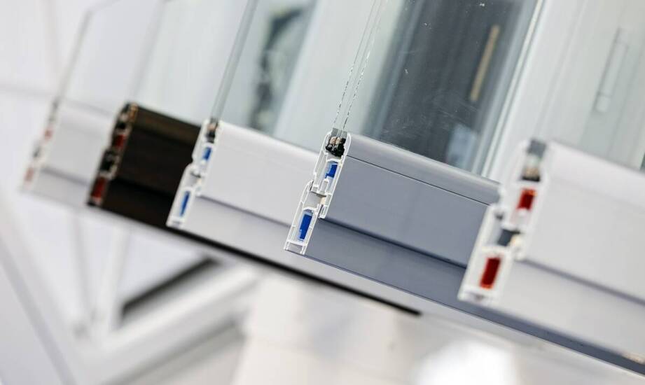 Zastosowanie aluminiowych parapetów w projektach komercyjnych – co warto wiedzieć?