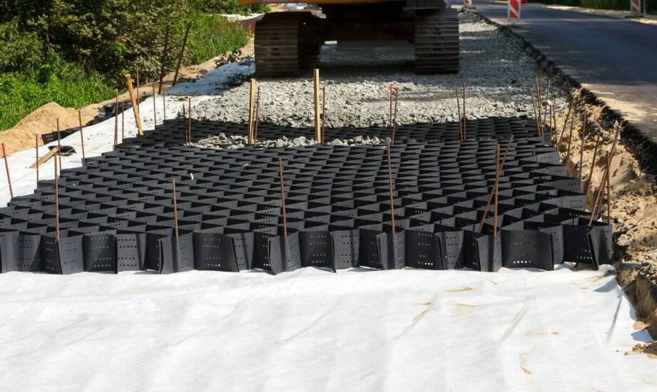 Jak geokompozyty przyczyniają się do zwiększenia trwałości konstrukcji?