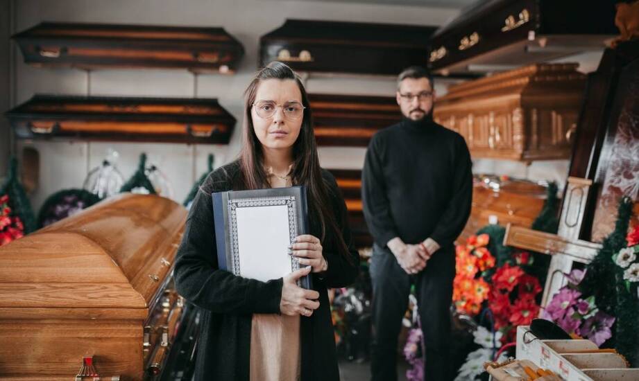 Jakie kroki podjąć po stracie bliskiej osoby? Poradnik od zakładu pogrzebowego.