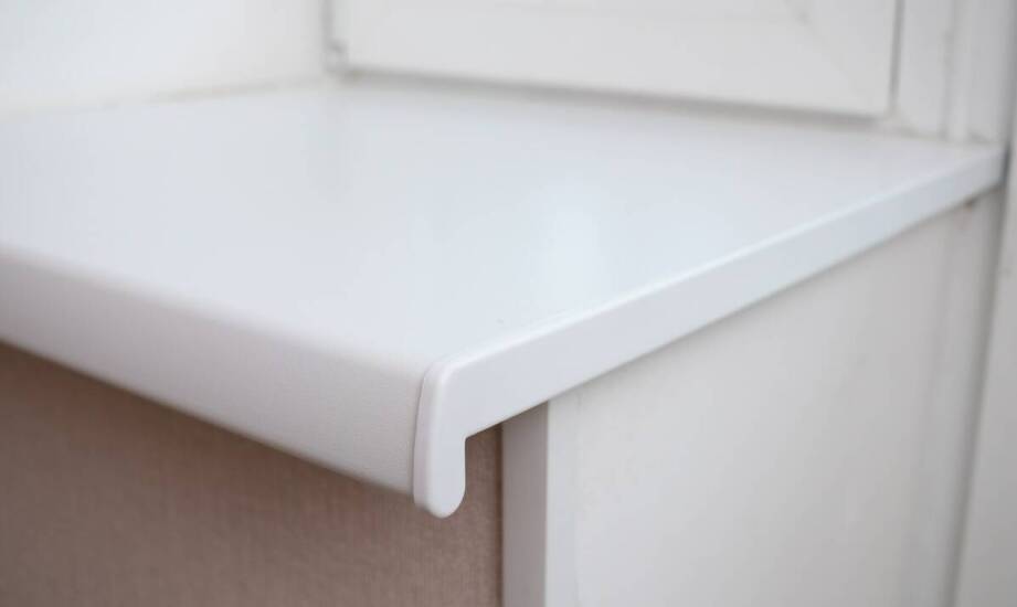 Jakie są kluczowe aspekty przy wyborze parapetów z konglomeratu do biurowych przestrzeni?