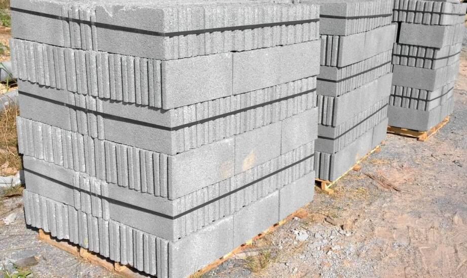 Jakie są jakościowe standardy dla fundamentowych bloczków na rynku?