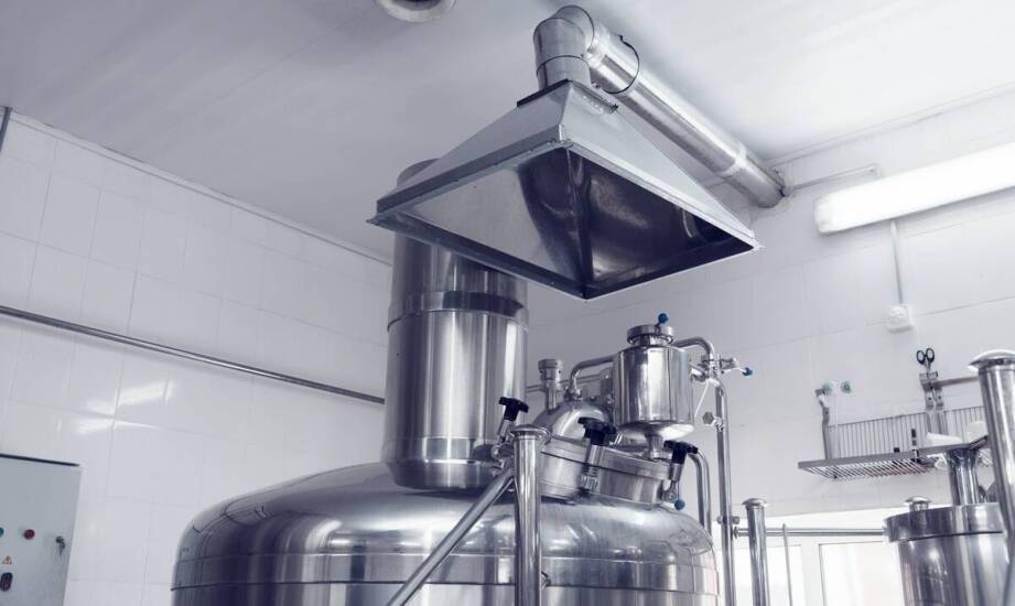 Jak nawiewno-wywiewne centrale wentylacyjne poprawiają warunki pracy w zakładach przemysłowych?