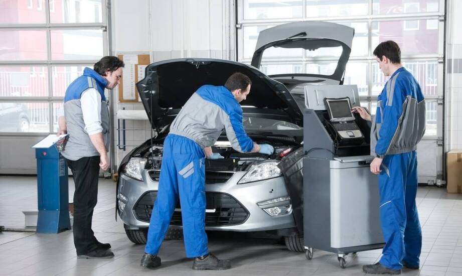 Jakie są etapy przeglądu samochodu i czego się spodziewać podczas wizyty na stacji obsługi?