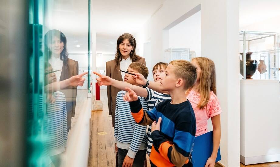 Wycieczka szkolna a kreatywność uczniów – jak podróże inspirują młodych ludzi?