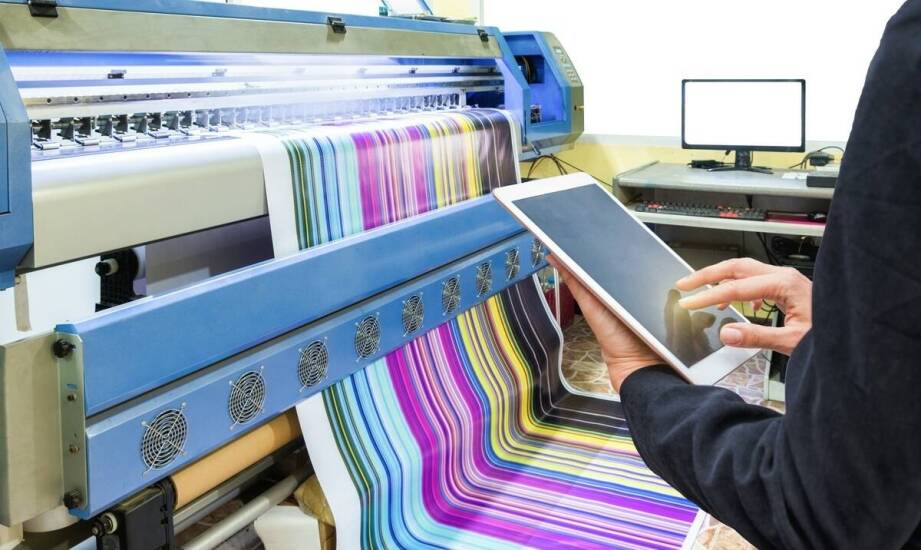 Jakie technologie nadruku sprawdzają się na tekstyliach służbowych?
