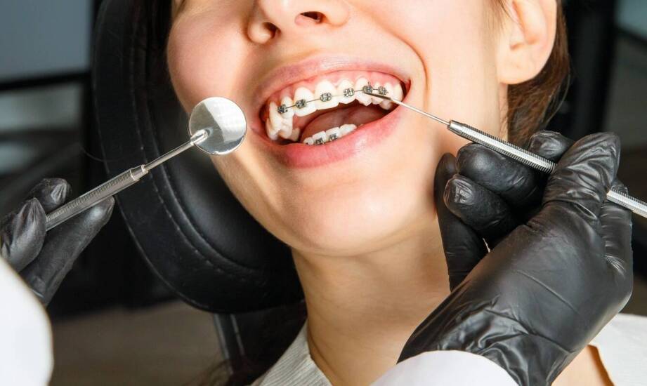 Jak ortodoncja w dentystycznym gabinecie wpływa na zdrowie ustnej jamy?
