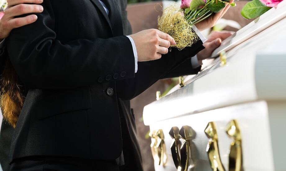 Kompleksowa obsługa pogrzebu: co oferuje zakład pogrzebowy?