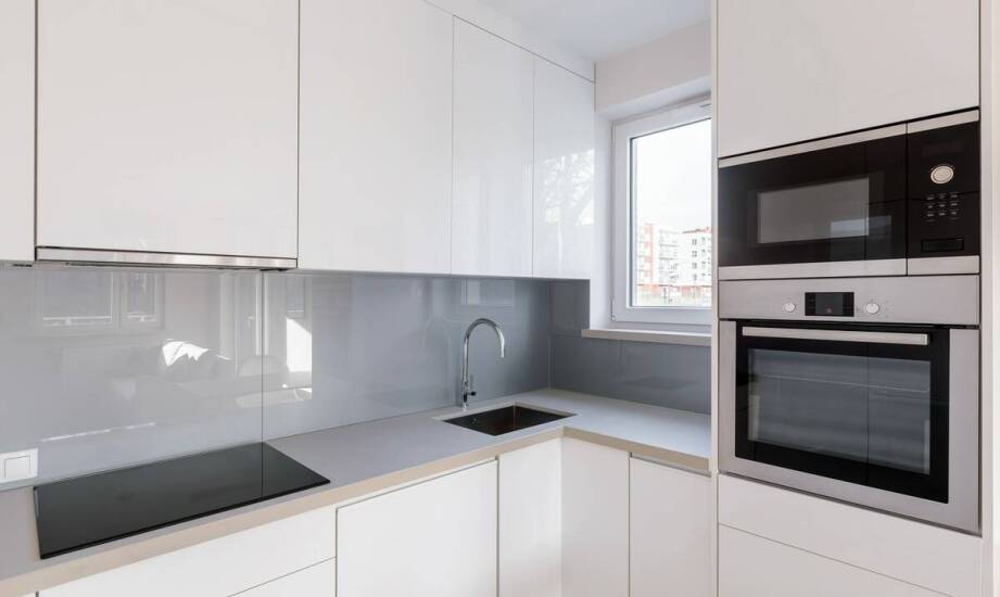 Praktyczne porady dotyczące wyboru szklanych paneli do nowoczesnej kuchni