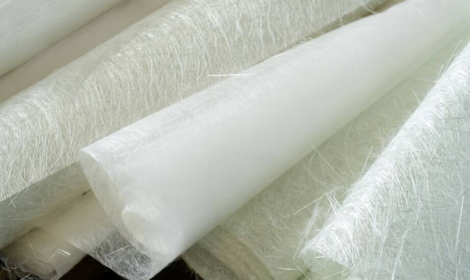 Tapety z włókna szklanego – trwałość i nowoczesność w sypialni