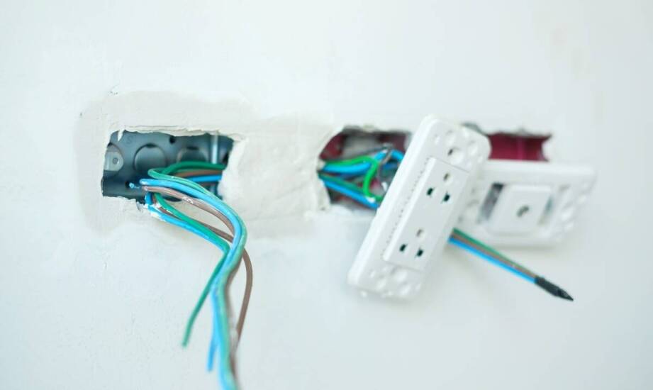 Podtynkowe puszki elektryczne a oszczędność miejsca w instalacjach