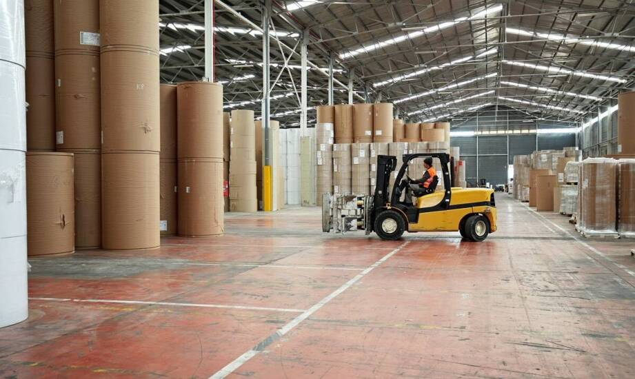 Bezpośredni dystrybutor – jakie korzyści niesie wybór hurtowni z papierem?