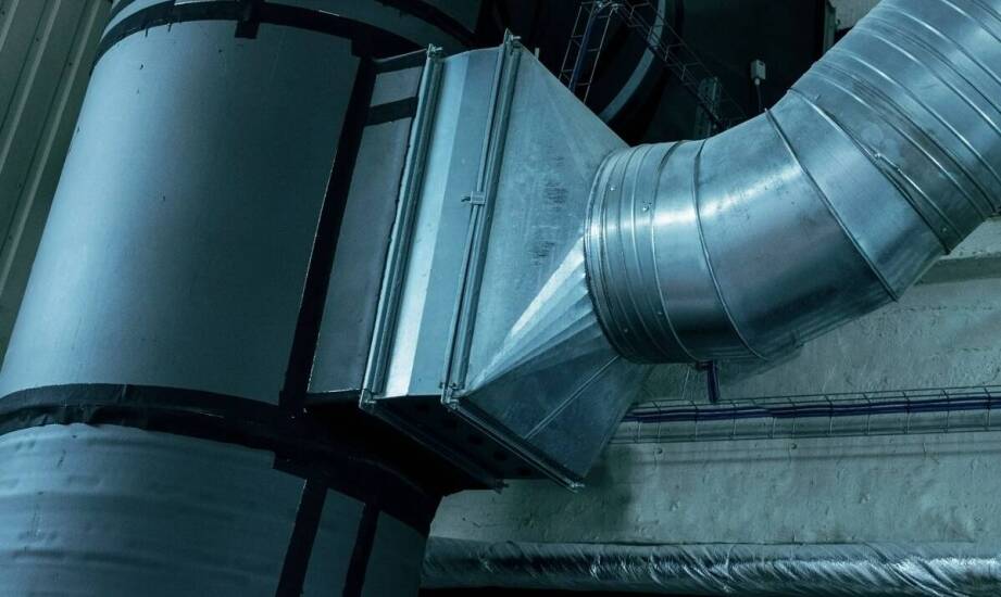 Jak perforowane blachy wpływają na kontrolę temperatury w obiektach przemysłowych?