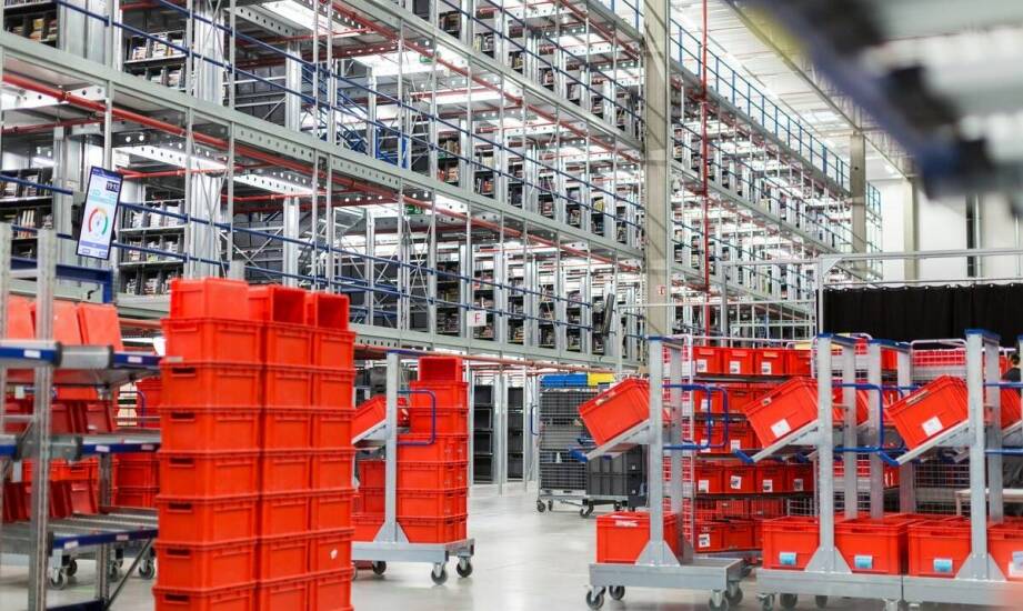 Rola zaawansowanych funkcji WMS w optymalizacji magazynowych zasobów