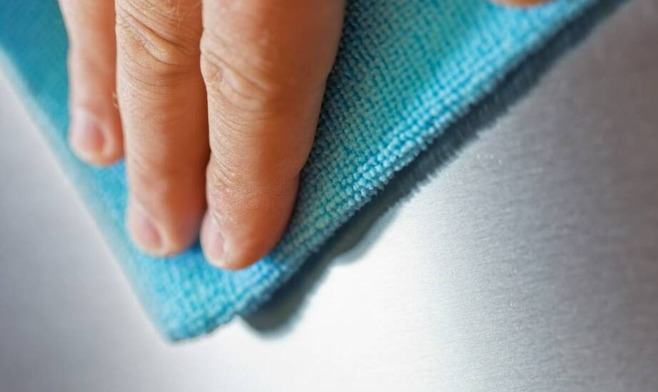 Znaczenie czyszczenia bezpyłowego dla procesów produkcyjnych w branży metalowej