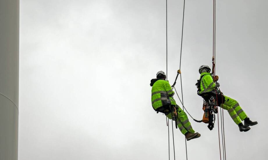 Jakie wyzwania stoją przed operatorami podczas pracy na wysokościach?