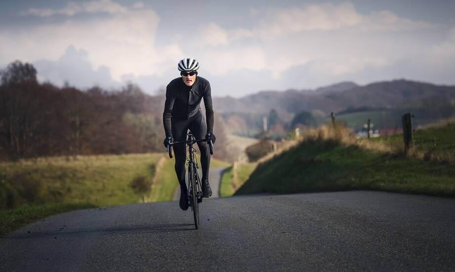 Jakie materiały dominują w męskich spodniach rowerowych?