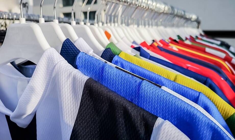 Koszulki z nadrukiem dla sportowych zespołów – klucz do wspólnej tożsamości