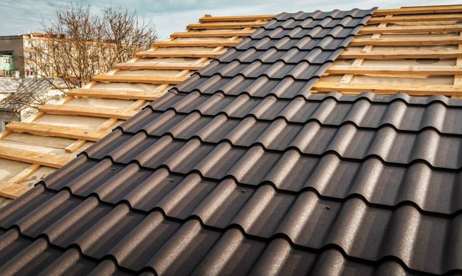 Blachodachówka a zabezpieczenie przed promieniowaniem UV