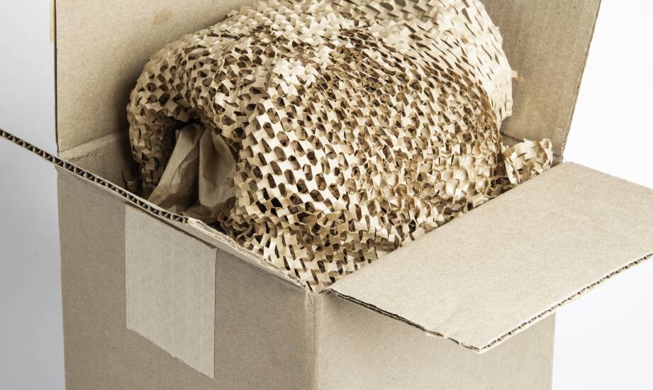 Jak papier do wypełniania paczek wpływa na ochronę produktów przy wysyłce?